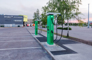 Lasnamäe Centrumi uus Enefiti poolt rajatud laadimisala hõlmab kokku kaheksat laadimiskohta koguvõimsusega 1280 kW. Kuni 240 kW võimsusega laadijad võimaldavad elektriautode akusid laadida senisest märkimisväärselt kiiremini ning vastavad kasvavale nõudlusele suure võimsusega avaliku laadimistaristu järele.